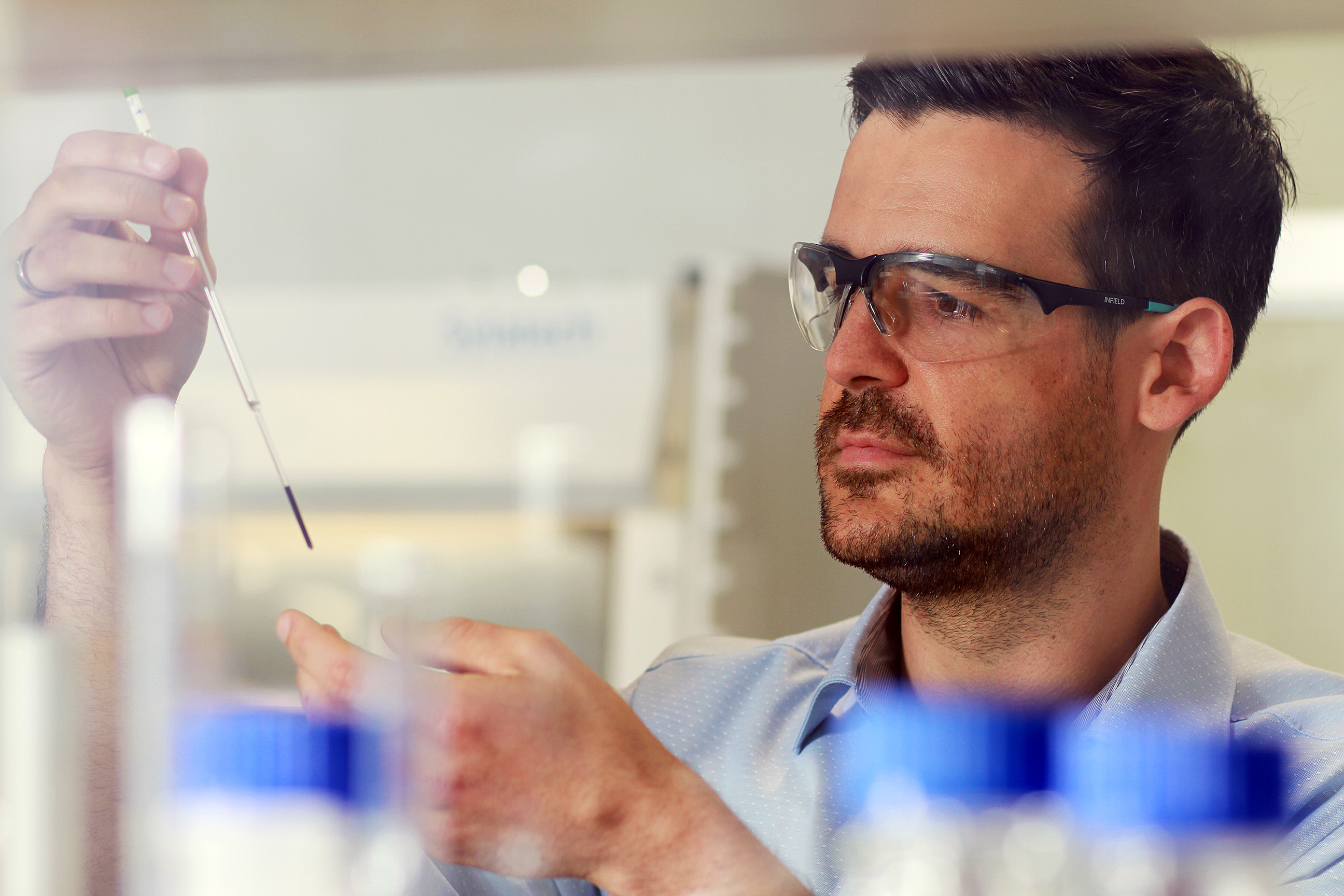 Professor Fabian Jirasek in seinem Forschungslabor an der RPTU.