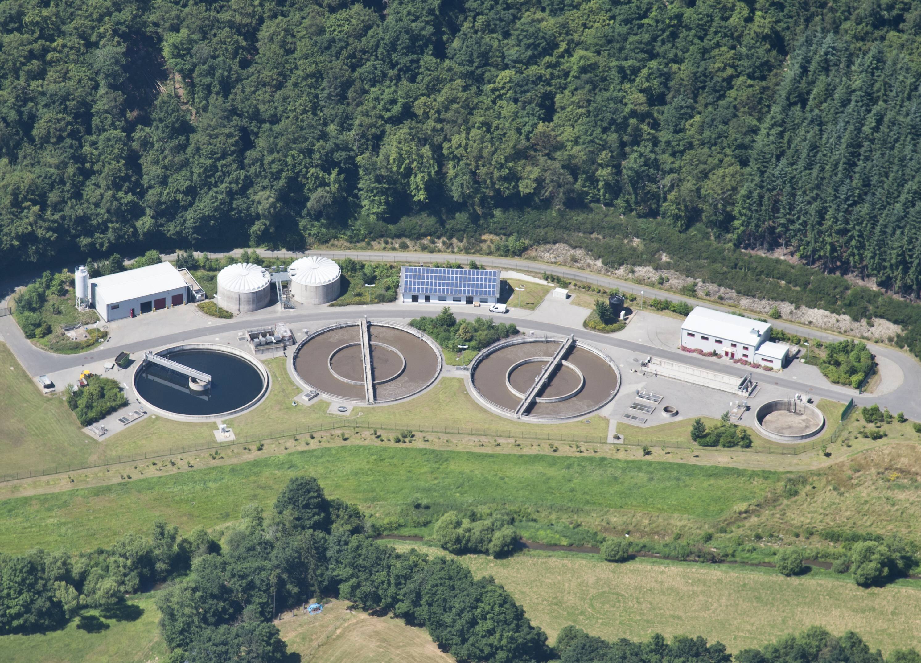 Luftaufnahme einer Kläranlage in Rheinland-Pfalz