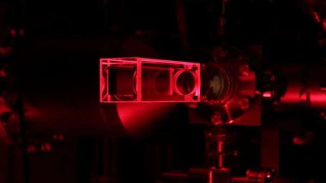 Glaszelle, die als Versuchsraum für die Quantenforschung dient.