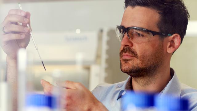 Professor Fabian Jirasek in seinem Forschungslabor an der RPTU.