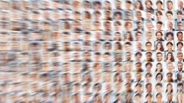 Hand von Geschäftsmann mit Stift sucht in Panorama aus Geschäftsleuten nach passender Bewerbung