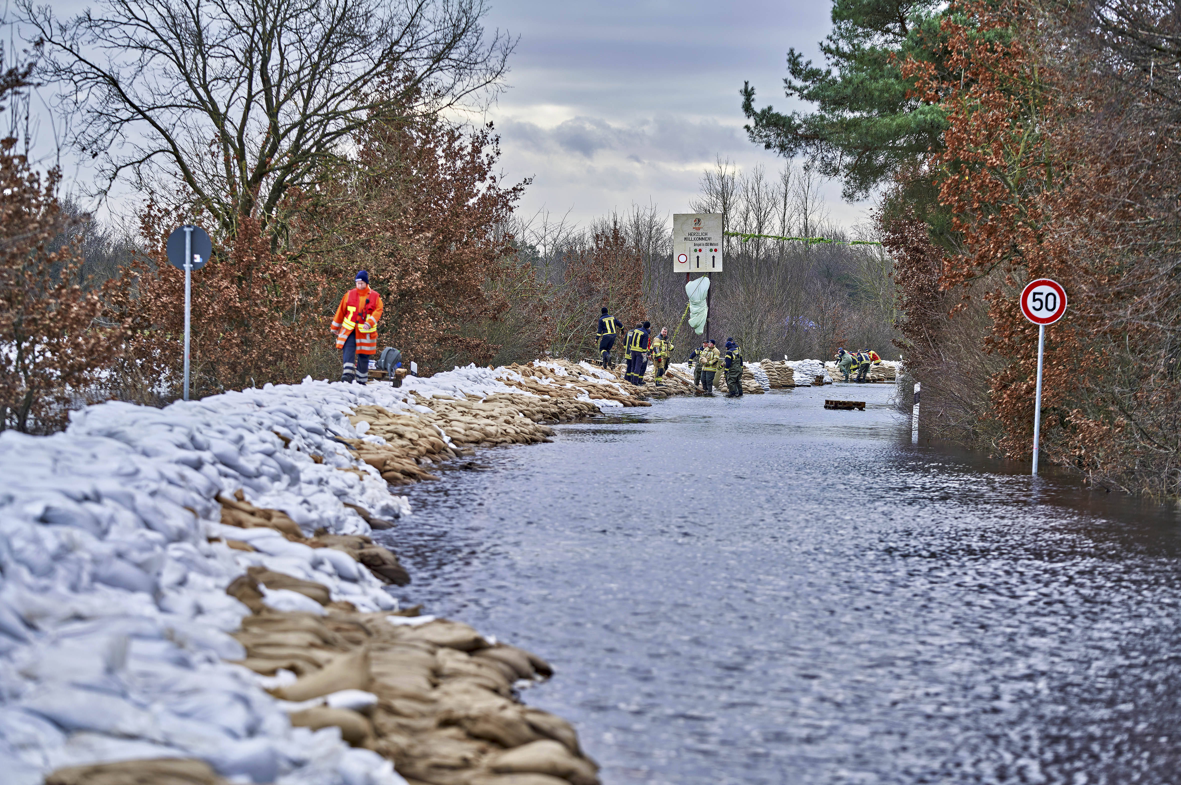 Sandsäcke sorgen für Schutz vor Hochwasser.