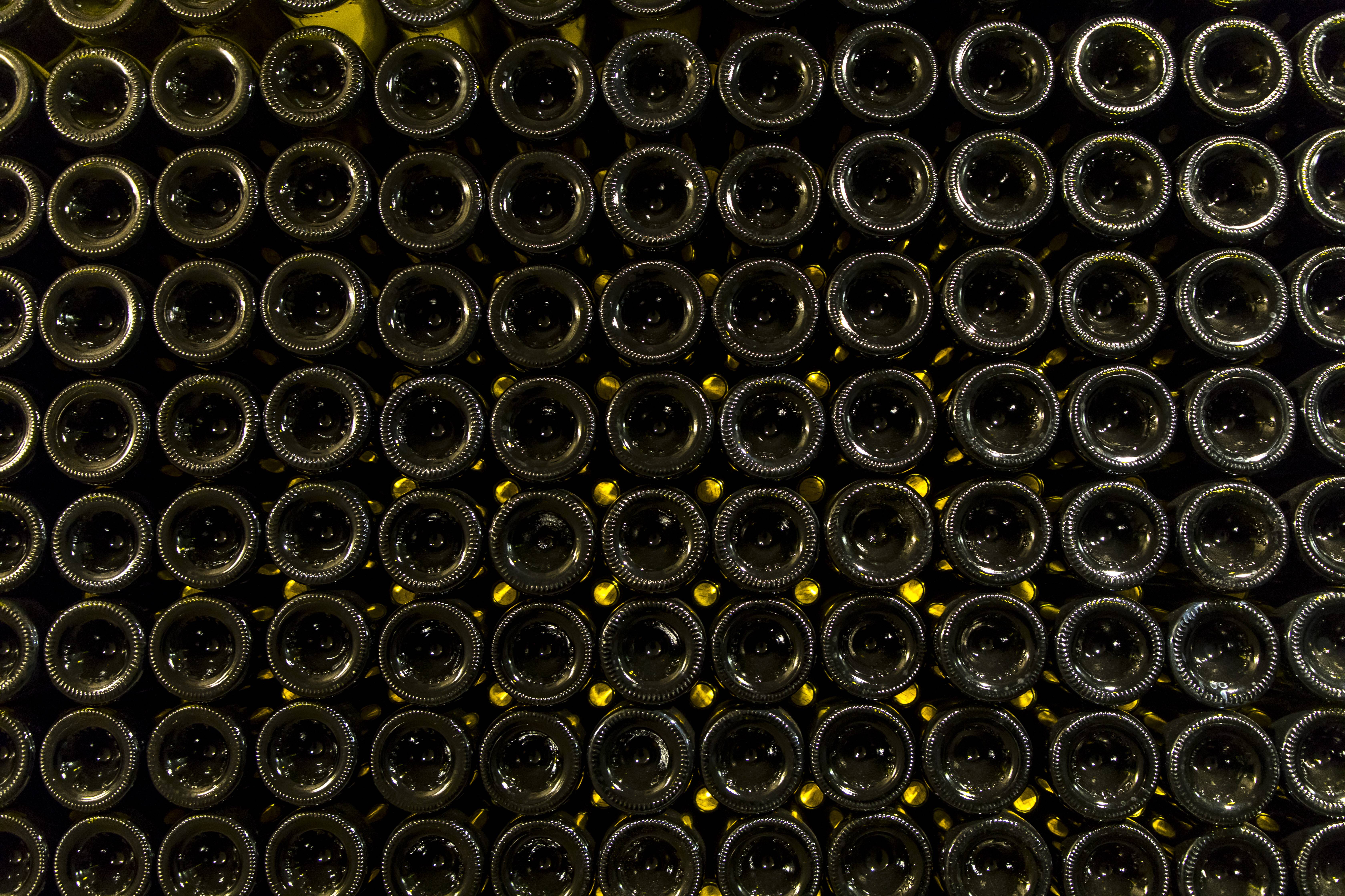 Gestapelte Weinflaschen