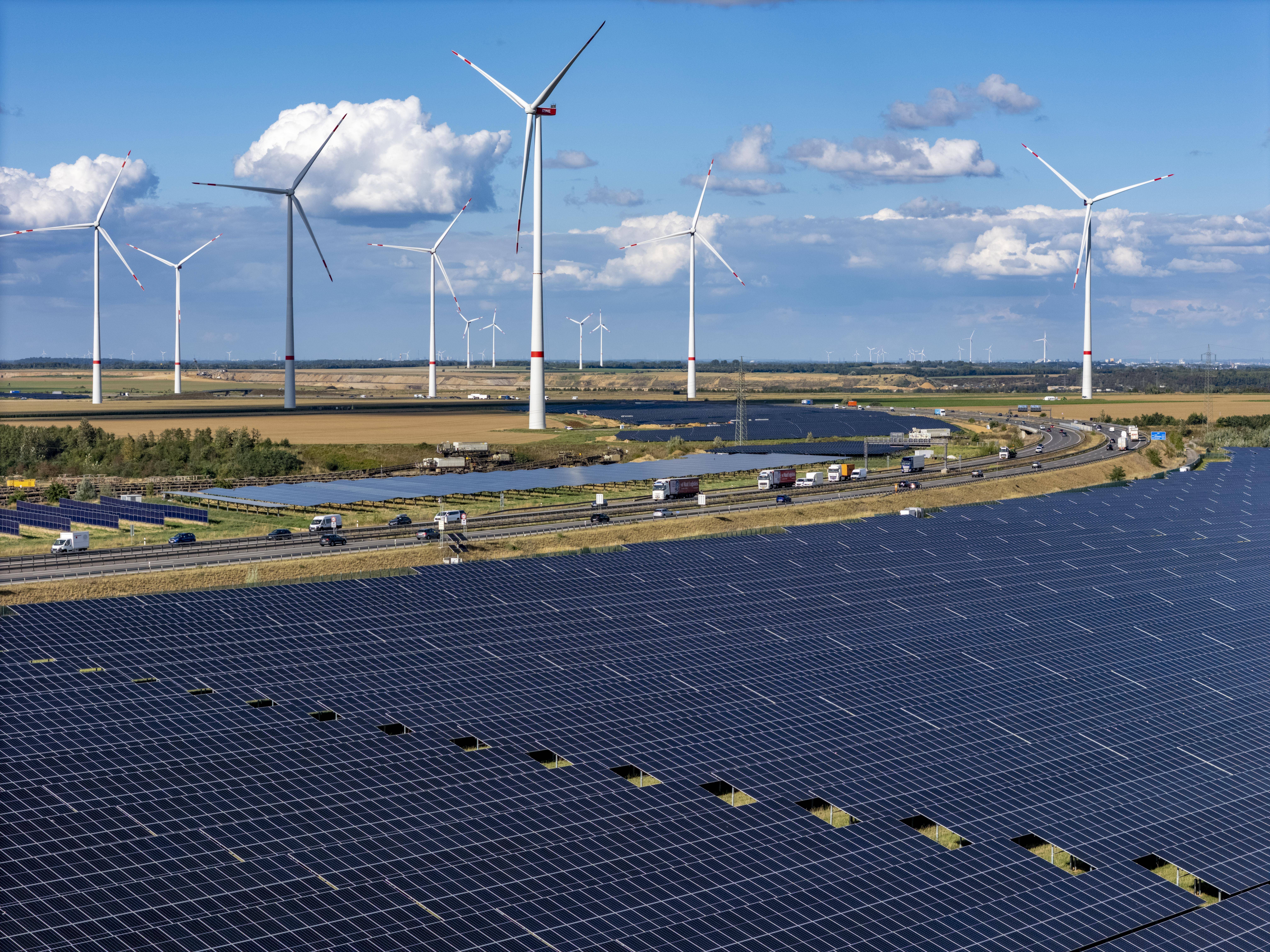 Windpark und Solaranlagen entlang einer Autobahn