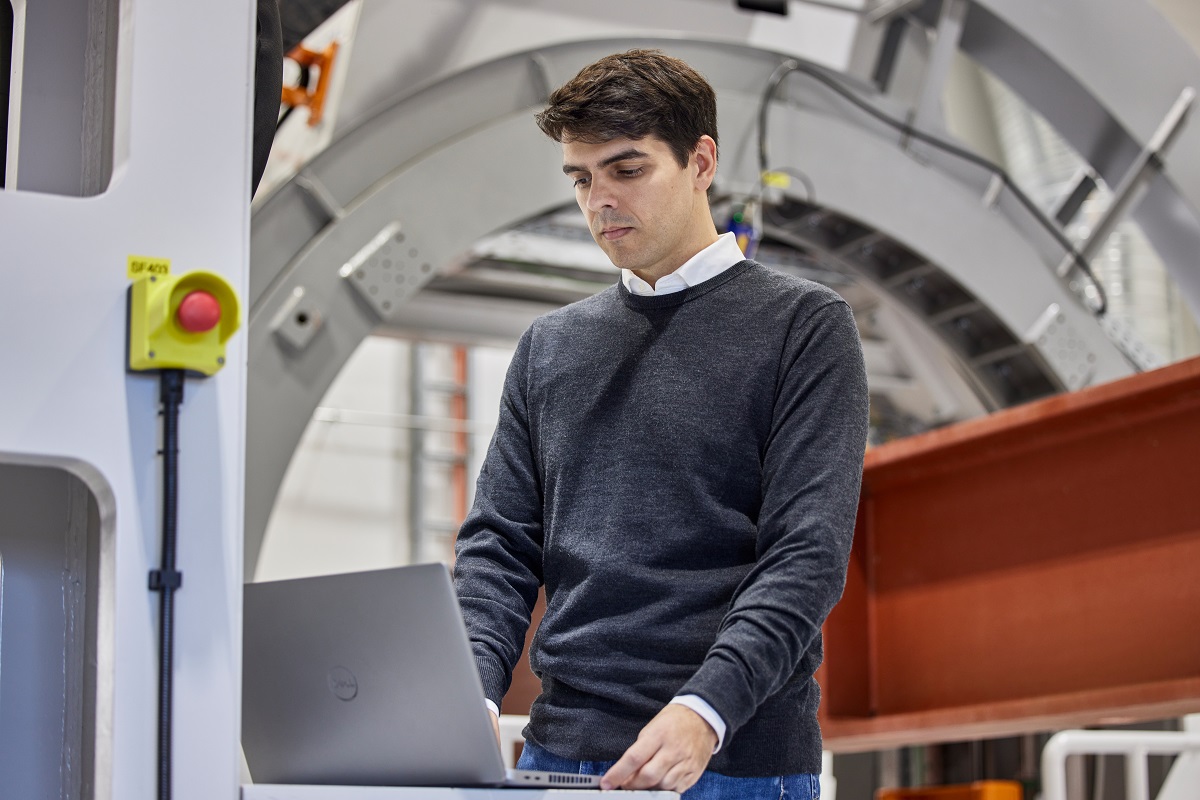 Oliver Koch vor zwei Windkraftanlagen.