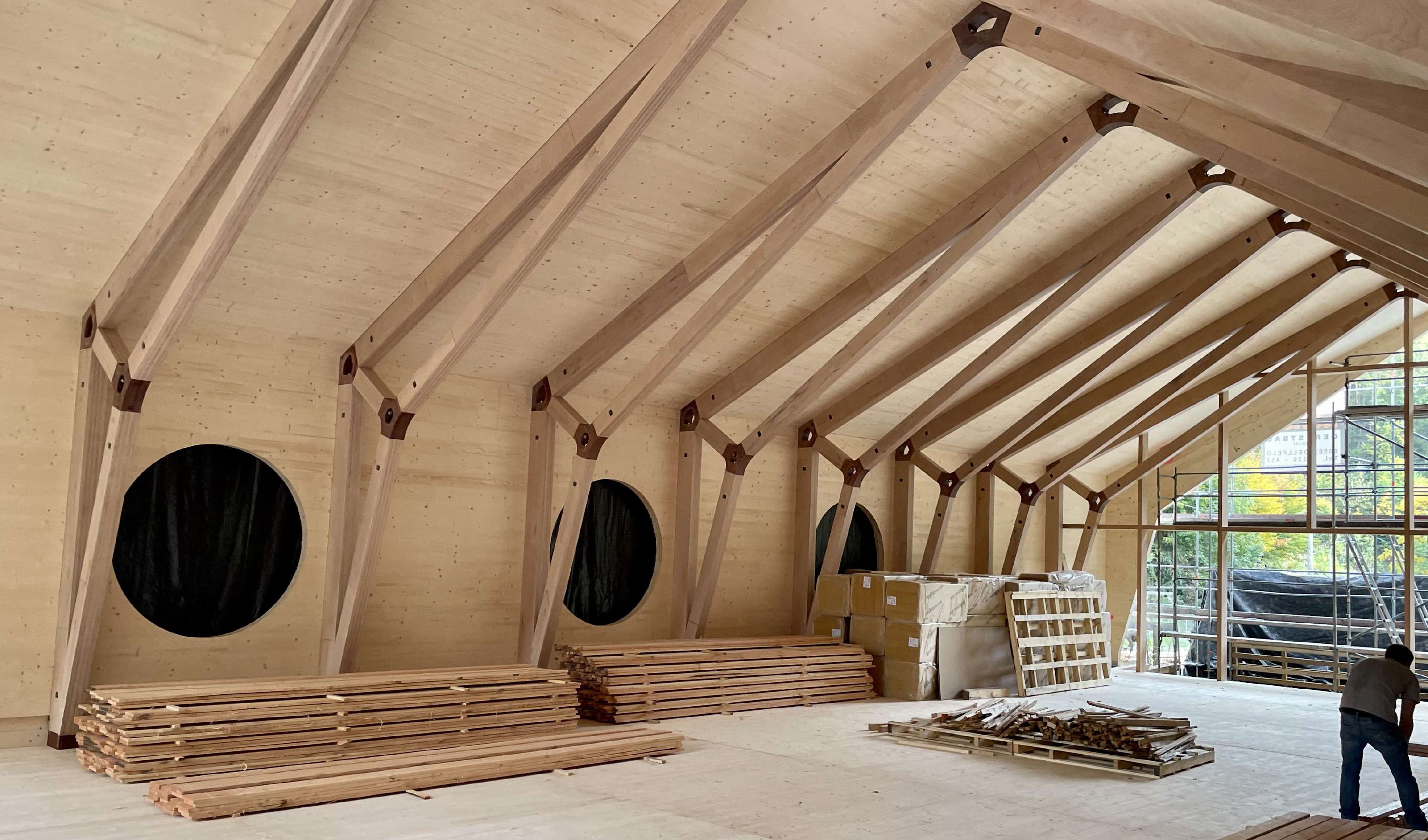 Die Forschungs- und Werkhalle auf dem Holzbaucampus der RPTU ist Experimentierraum für kreislaufeffektiven Holzbau.