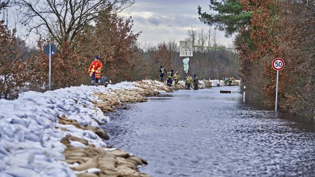 Sandsäcke sorgen für Schutz vor Hochwasser.
