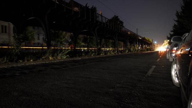 Großflächiger Stromausfall – nur die Schweinwerfer eines Autos erhellen den Straßenzug