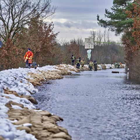 Sandsäcke sorgen für Schutz vor Hochwasser.