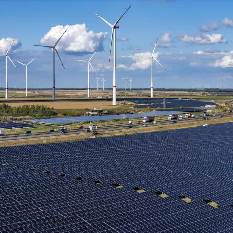 Windpark und Solaranlagen entlang einer Autobahn