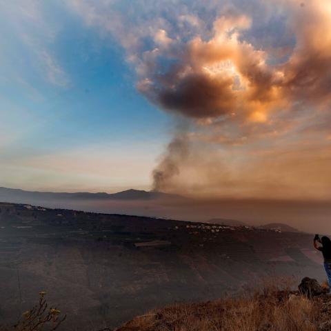 Rauch steigt vom Vulkan Cumbre Vieja.