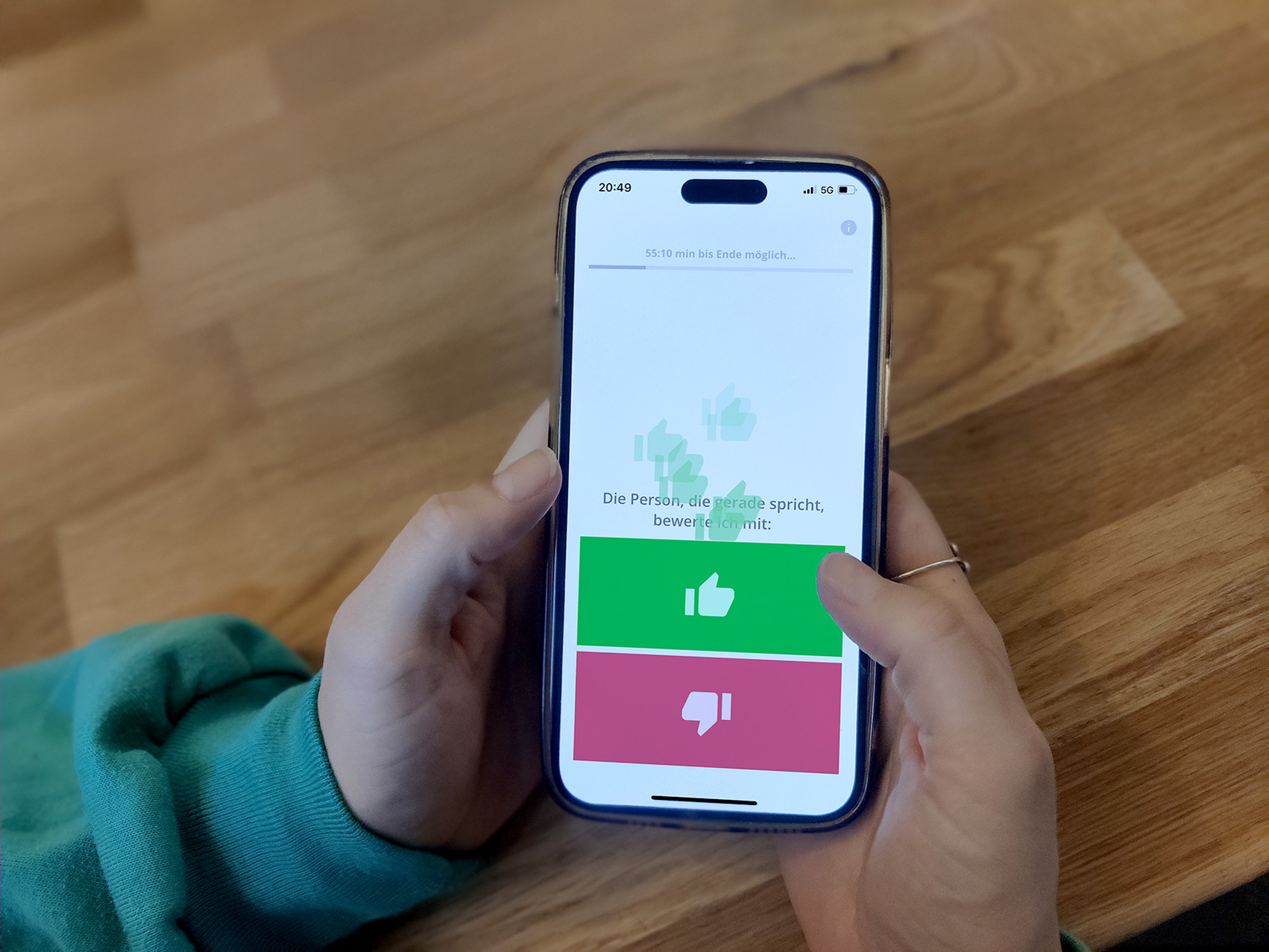 Hand mit Handy, auf der die App