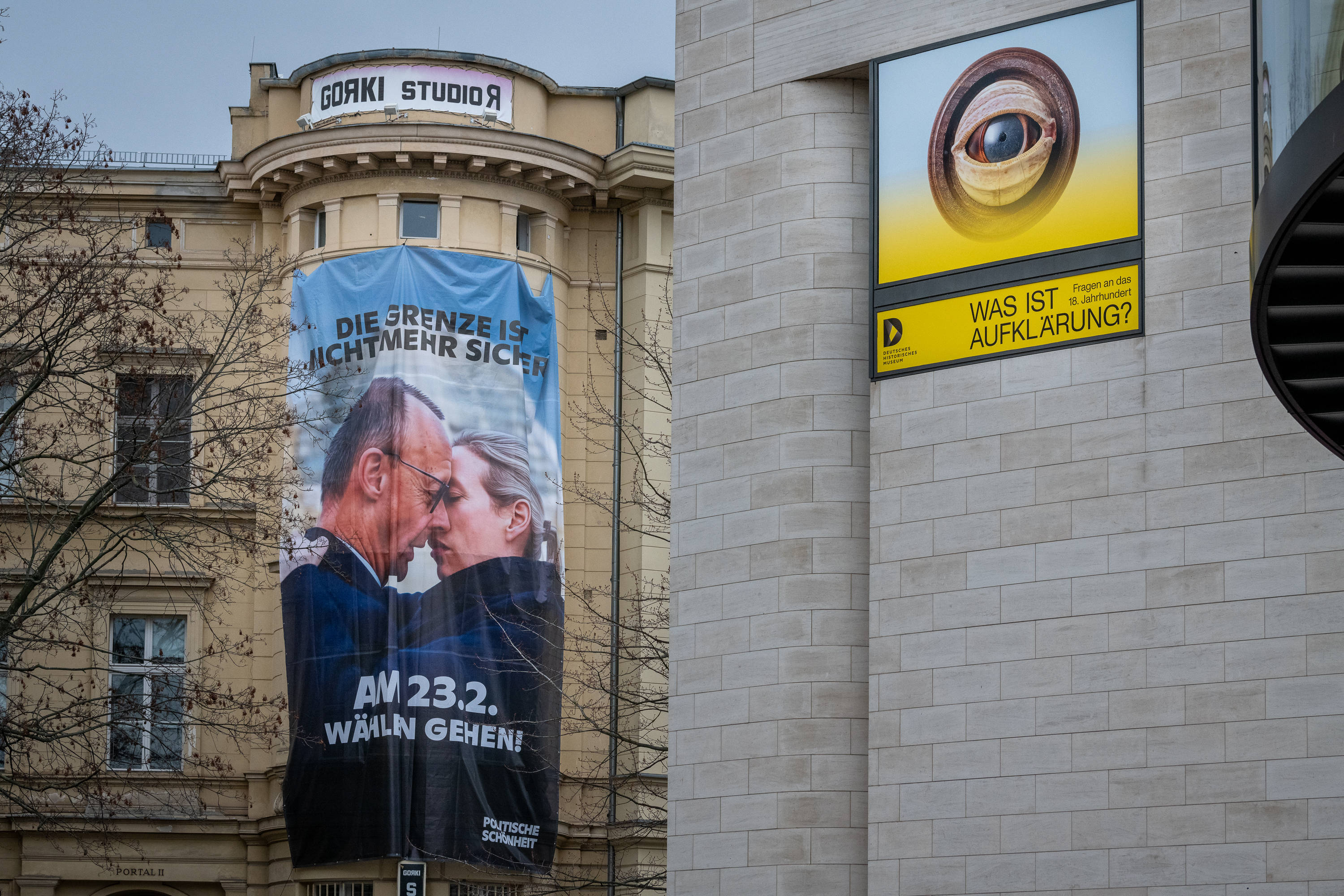 Plakat Merz Weidel am Maxim Gorki Theater in Berlin Angelehnt an den kommunistischen Bruderkuss präsentiert das Zentrum für Politische Schönheit ein Plakat am Gorki Theater: Innig liegen sich die Spitzenkandidaten von CDU und AfD, Friedrich Merz und Alice Weidel, in den Armen.