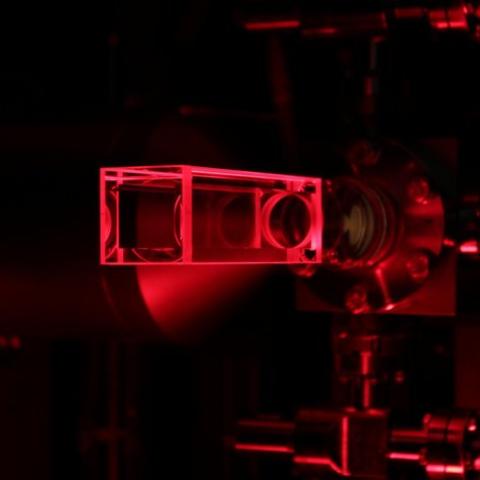 Glaszelle, die als Versuchsraum für die Quantenforschung dient.