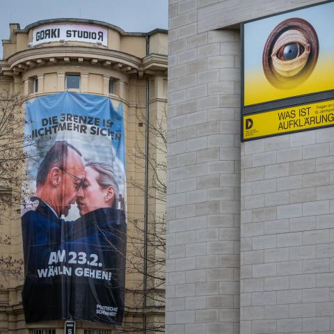 Plakat Merz Weidel am Maxim Gorki Theater in Berlin Angelehnt an den kommunistischen Bruderkuss präsentiert das Zentrum für Politische Schönheit ein Plakat am Gorki Theater: Innig liegen sich die Spitzenkandidaten von CDU und AfD, Friedrich Merz und Alice Weidel, in den Armen.